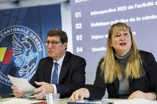 La commandante de la police genevoise Monica Bonfanti a présenté les statistiques de la criminalité en 2022 au côté du conseiller d'Etat Mauro Poggia.