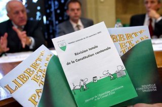 Le texte de l'actuelle Constitution vaudoise avait été présenté en conférence de presse le 26 aout 2002, avant que les citoyens ne se prononcent le 22 septembre.