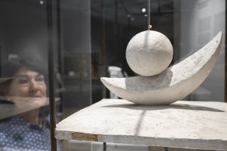 La célèbre "Boule suspendue" (1930) d'Alberto Giacometti est présentée au Kunsthaus de Zurich dans le cadre de l'exposition "Giacometti - Dali. Jardins de rêves".