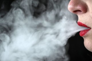 A Genève, les autorités estiment que les mineurs peuvent trop facilement s'acheter des cigarettes électroniques jetables, nocives pour leur santé (photo d'illustration).