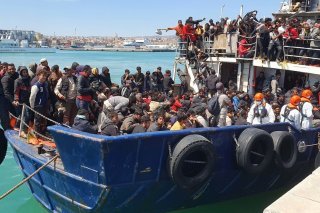 Rome affirme qu'elle ne dispose plus de capacités d'accueil en raison des nombreux réfugiés arrivant par la Méditerranée. Sur la photo, un bateau avec 600 migrants accoste à Catane, en Sicile, le 12 avril dernier.