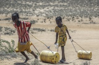 Depuis fin 2020, les pays de la Grande Corne de l'Afrique (Éthiopie, Érythrée, Somalie, Djibouti, Kenya et Soudan), large péninsule de l'est du continent, subissent leur pire sécheresse depuis quarante ans. Ici, des fillettes trainent des conteneu...