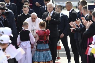 Le pape François a été accueilli par des enfants à sa descente d'avion.