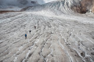 L'équipe du Réseau suisse de relevés glaciologiques inspecte le glacier de Gries (VS) en septembre dernier, après une fonte record (archives).