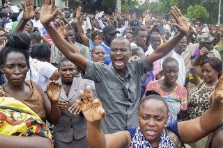 Des supporters du "pasteur" Ezekiel Odero, accusé d'horreurs, se sont réunis mardi.
