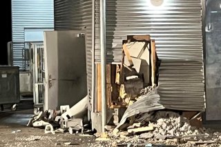 Les voleurs ont fait exploser le bancomat vers 02h30. L'explosion a fortement endommagé la façade dans laquelle la machine était encastrée.