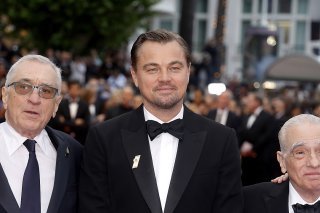 Leonardo DiCaprio entouré de ses illustres aînés Martin Scorsese et Robert De Niro s'apprêtent à monter les marches à Cannes. C'est la première fois que Scorsese réunit ses deux acteurs fétiches.
