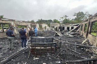 Le feu a complètement ravagé le bâtiment construit en partie en bois.