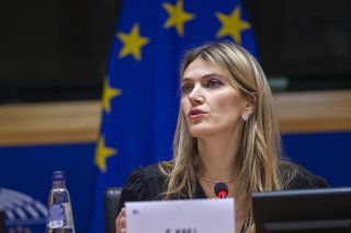 La justice belge a autorisé jeudi l'ancienne journaliste de 44 ans à retirer son bracelet électronique et l'a libérée de son assignation à résidence dans l'attente de son procès pour corruption.