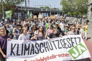 Les manifestants jugent important de voter "oui" à la loi sur le climat, tout en soulignant qu'elle ne sera "pas suffisante".