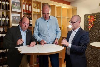 Raymond Carrupt, président de l’Association pour le Développement et la Promotion Agricole de Chamoson, Christophe Darbellay, conseiller d'Etat en charge de l'économie, et Bernard Belk, sous-directeur de l’Office fédéral de l’agriculture