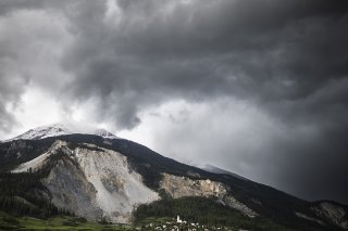 Comme il ne pourrait plus être évacué à temps, la commune d'Albula a fermé préventivement un chemin de randonnée près de la montagne qui risque de s'écrouler.