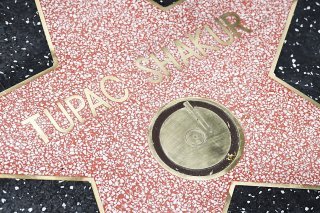 California compte parmi les tubes mythiques de Tupac, qui aurait aujourd'hui 51 ans.