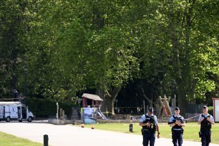 Policiers sur la scène de l'attaque à Annecy