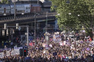 Des dizaines de milliers de personnes ont manifesté pour la grève féministe mercredi dans toute la Suisse. Ici à Berne.