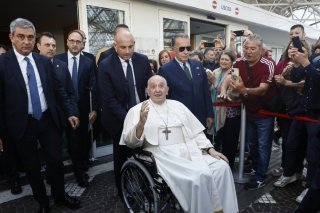Le pape François à sa sortie de clinique vendredi: malgré des alertes médicales à répétition, il conserve un emploi du temps chargé et un rythme soutenu, avec parfois une dizaine de rendez-vous dans la même matinée.