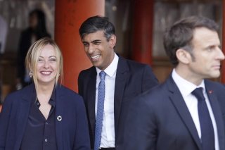 Giorgia Meloni et Emmanuel Macron s'étaient déjà rencontrés, comme ici lors d'un sommet en présence du Britannique Rishi Sunak, au centre, mais c'est la première fois que la première ministre italienne se rendait à Paris.