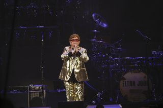 "C'est une soirée très spéciale et émouvante pour moi", a déclaré Elton John, tout de doré vêtu, lors de son dernier concert en Grande-Bretagne.