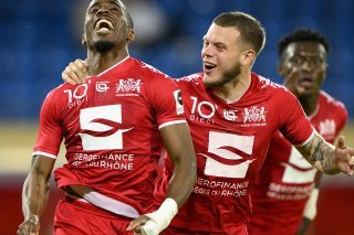 Teddy Okou (à gauche) célèbre un but