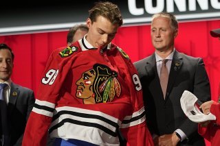 Connor Bedard enfile le chandail des Blackhawks, qui l'ont choisi en 1re position dans la draft de NHL