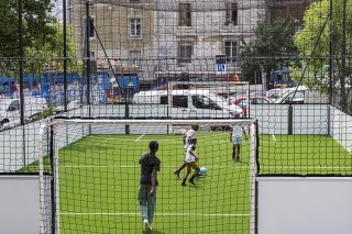 Un terrain de foot 5x5 a été inauguré jeudi dans le quartier des Grottes à Genève. Il remplace un parking.