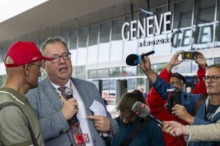 La proposition du directeur général de Genève Aéroport André Schneider, au centre, a été refusée par les grévistes.