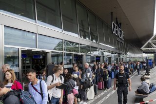 La grève du personnel de Genève Aéroport a causé d'importantes files d'attente devant le terminal du départ.