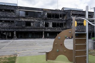 La façade de l'école des Ranches est carbonisée.