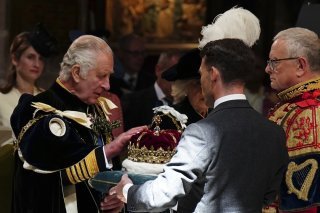 Les attributs du pouvoir royal en Ecosse - la couronne d'Ecosse, le sceptre et l'épée d'Etat, appelés "les honneurs de l'Ecosse" - ont été présentés au souverain.
