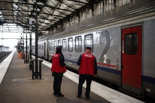 La SNCF prévoit d'alimenter directement les équipements électriques de nombreuses gares et de bâtiments industriels. EPA/YOAN VALAT