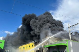 De nombreux pompiers ont été engagés pour lutter contre l'incendie à Vétroz (VS).