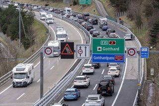 Chaque été, les voitures sont nombreuses à traverser le tunnel du Gothard (image d'illustration).