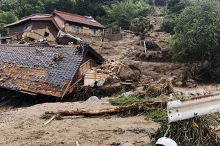 Le Japon traverse actuellement sa saison annuelle de pluies, qui s'accompagne souvent de pluies diluviennes et entraîne parfois des inondations et des glissements de terrain.