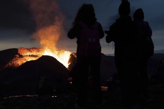 Malgré les appels des autorités, plusieurs intrépides n'ont pu s'empêcher d'aller admirer au plus près l'irruption (Archives).