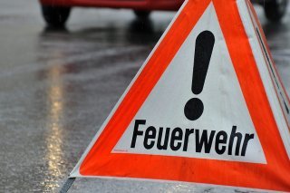 Un entrepôt de voitures a pris feu samedi à Longeau (BE).