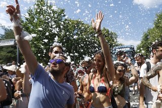 La Lake Parade a fait son retour samedi à Genève, après six ans d'absence. Elle a réuni fans de techno et curieux dans une ambiance bon enfant.