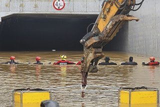 Une quinzaine de voitures sont coincées dans un tunnel souterrain de 430 mètres de long à Cheongju.