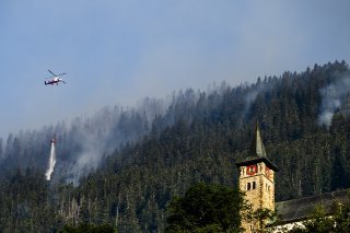 Les opérations d'extinction étaient encore en cours mardi matin au-dessus des villages de Bitsch et Ried-Mörel, dans le Haut-Valais.
