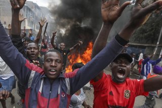 Des manifestations contre la vie chère et la politique du gouvernement ont eu lieu dans plusieurs villes du Kenya. Deux personnes ont été tuées et des centaines arrêtées.