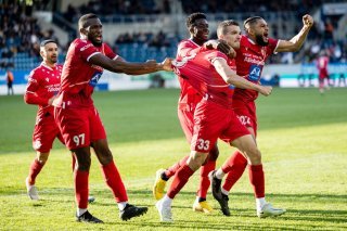 Denis-Will Poha tout à droite, aux côtés de Kevin Bua, l'auteur du but qui a donné la victoire au FC Sion