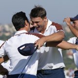 Hovland et Aberg s'embrassent après avoir signé un succès historique samedi matin KEYSTONE/AP/Gregorio Borgia