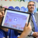 Vaud, ici avec le ministre de l'enseignement Frédéric Borloz, veut davantage inciter les jeunes, surtout les filles, à se tourner vers les métiers du numérique (archives). KEYSTONE/LAURENT GILLIERON