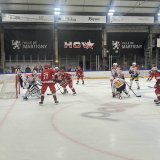 Lindquist et Merola, les deux attaquants du HCV Martigny, tentent de faire plier la défense de Bellinzone dans le deuxième tiers