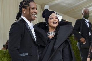 Aucun représentant du couple - Rihanna a 34 ans et son compagnon 33 ans - n'a pu répondre à l'AFP pour avoir confirmation de l'heureux évènement.
