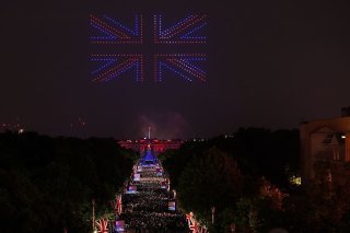 Un mega-concert a rendu hommage à la reine devant une foule réunie face au Palais de Buckingham.
