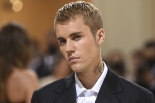 Justin Bieber a indiqué qu'il faisait des exercices du visage et prenait du temps pour "se reposer et se détendre et revenir à 100 %" (archives).