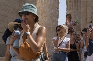 Tous les sites archéologiques du pays, dont l'Acropole d'Athènes, restent fermés aux heures les plus chaudes de la journée jusqu'à dimanche, selon le ministère de la Culture.