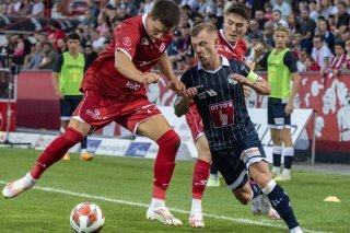 Max Meyer ne passe pas face à Basil Stillhart