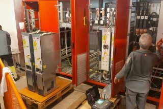 Des spécialistes s'activent pour réparer le téléphérique de Glacier 3000.