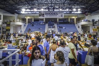 Comme les vacanciers hébergés dans cette salle de sport, les touristes helvétiques qui ont dû quitter un hôtel devenu inhabitable peuvent rentrer en Suisse avec le vol spécial.